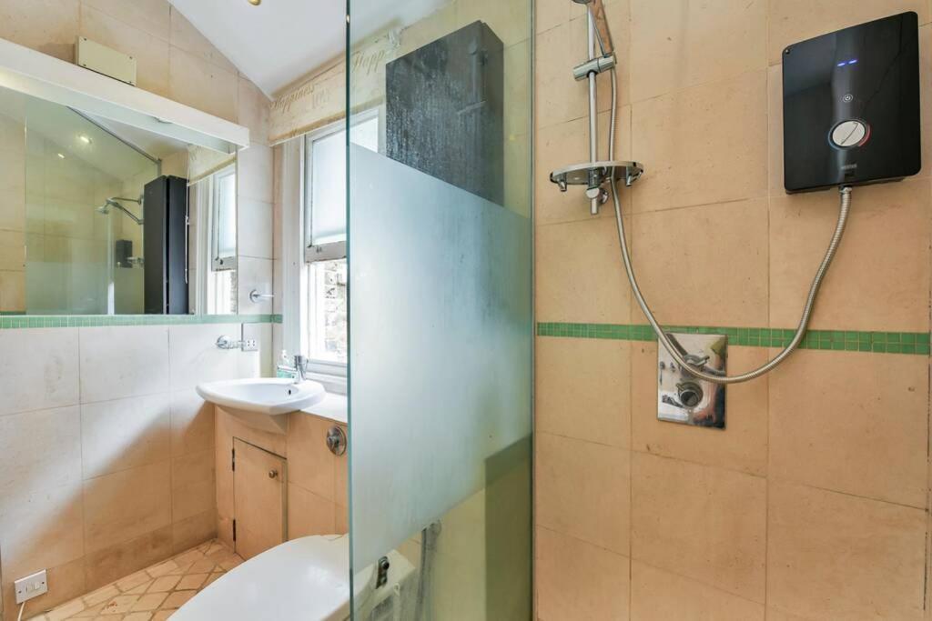 Groves 4 Bedroom, Shepherds Bush London Eksteriør billede